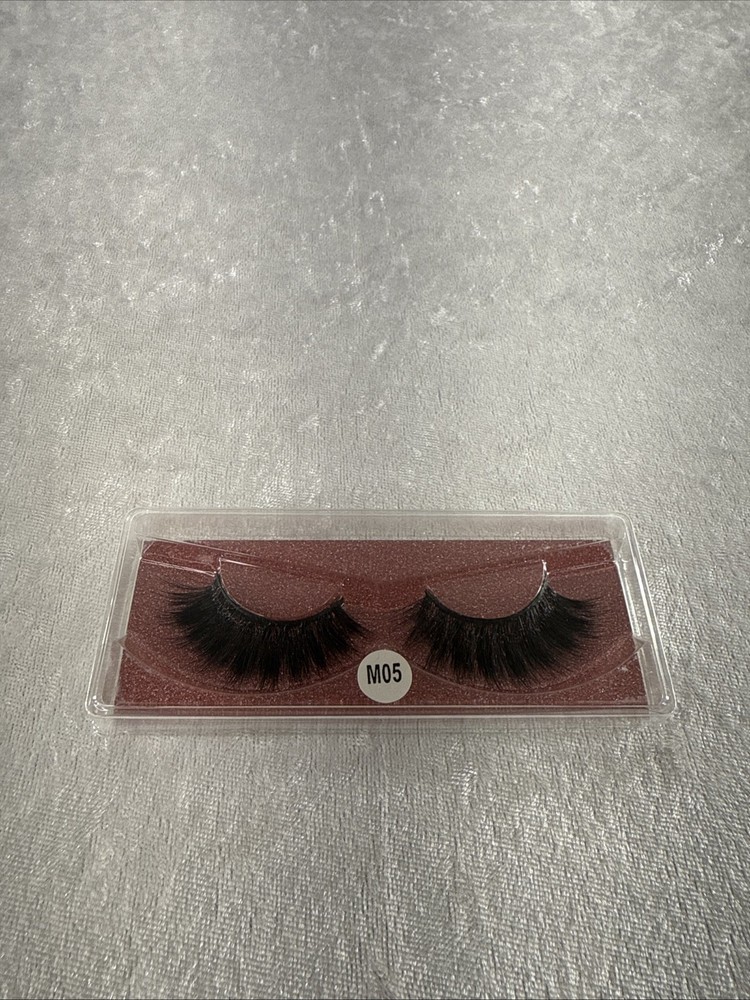 false eyelashes #M05