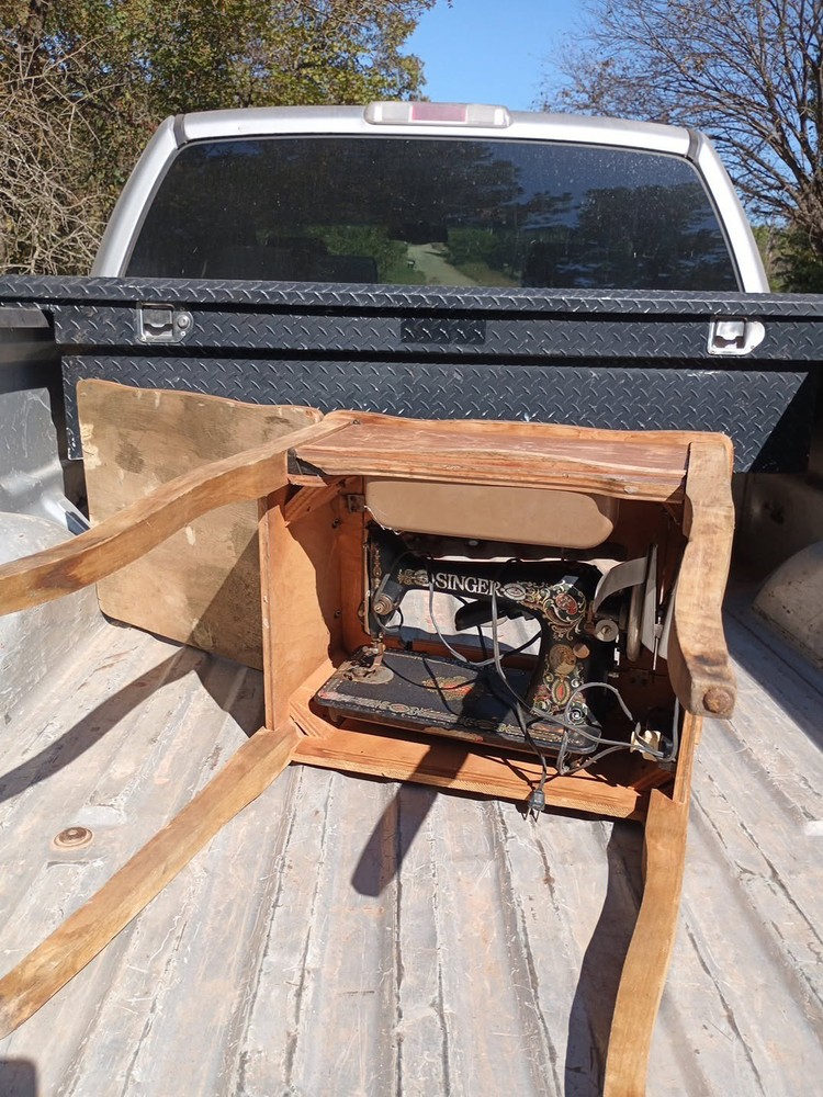 VINTAGE SINGER SEWING MACHINE