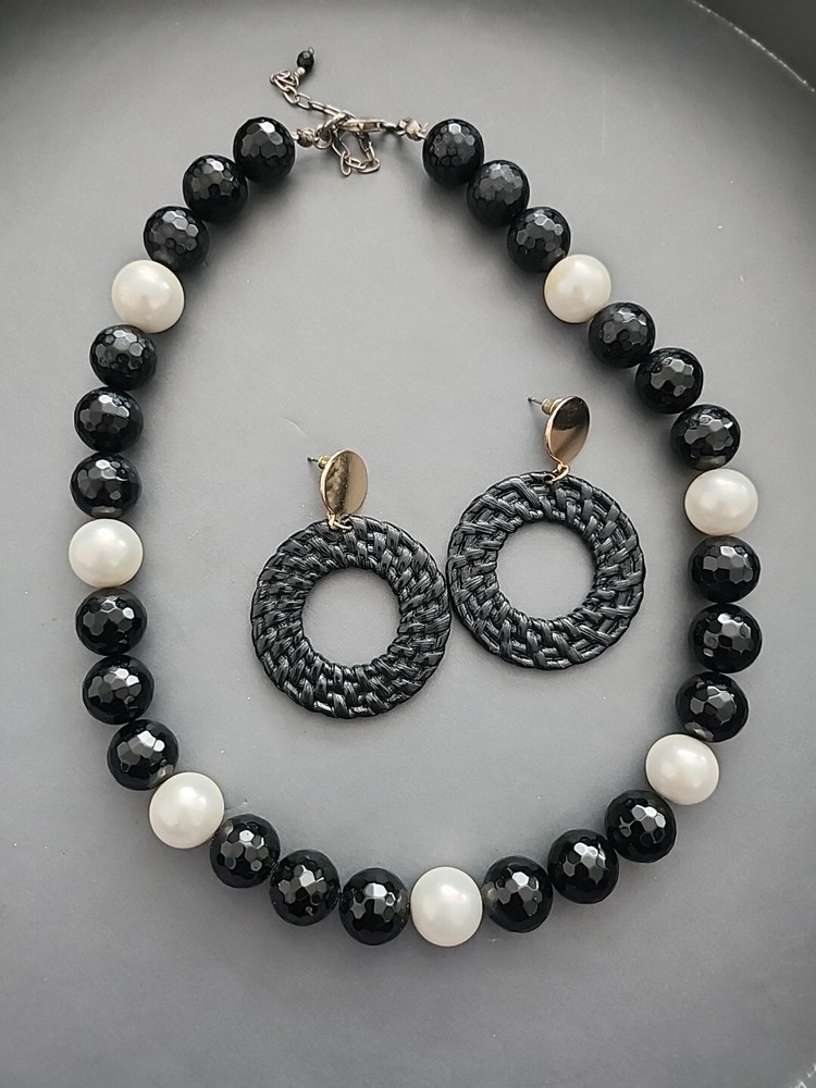 Beautiful Set Neckla and earrings 🖤