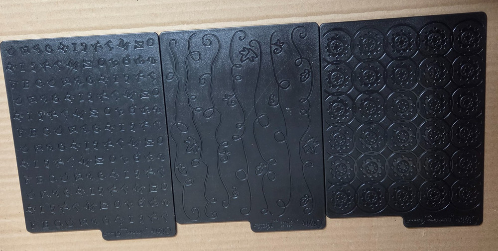 Sizzix / Cuttlebug Embossing Folders - Lot Of 25
