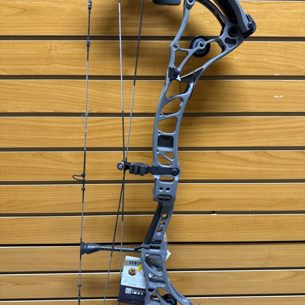 Item 3855 - Bowtech Archery Compound Bow - Core SR - RH - Charcoal - #70