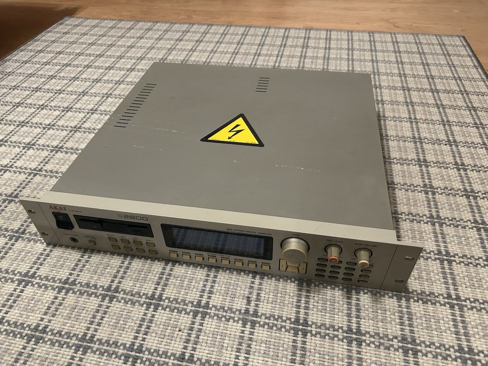 AKAI Professional S2800 MIDI Stereo Digital Rack Sampler