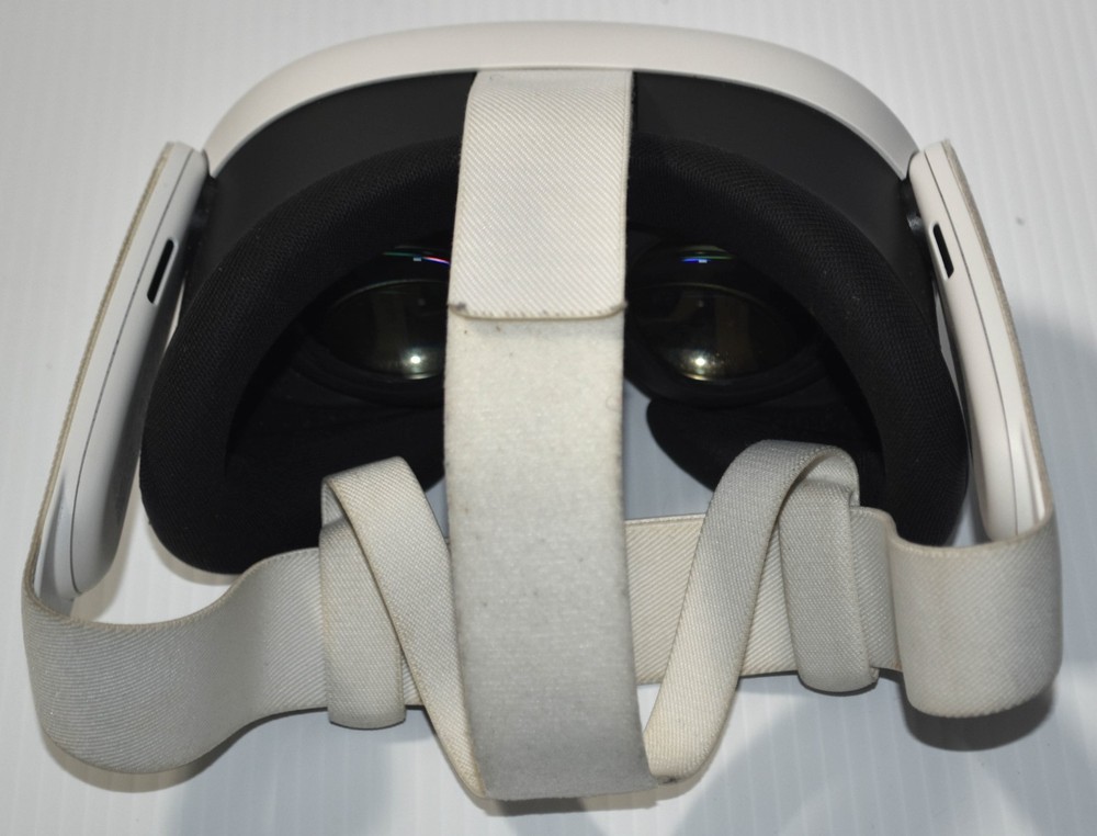 Meta Quest 3 VR Headset 128GB w/ Controllers - Working