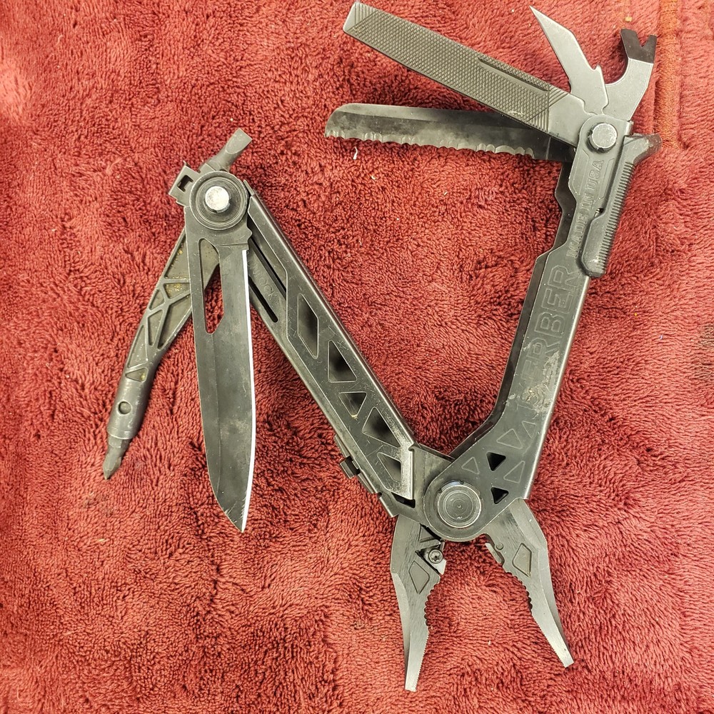 🔪 Gerber Center-Drive Multi-Tool with Tan Malice Clip Sheath