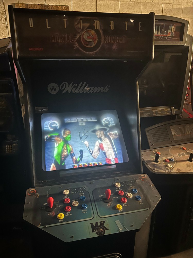 ULTIMATE MORTAL KOMBAT 3 ARCADE MACHINE by MIDWAY 1995 (Excellent Condition)