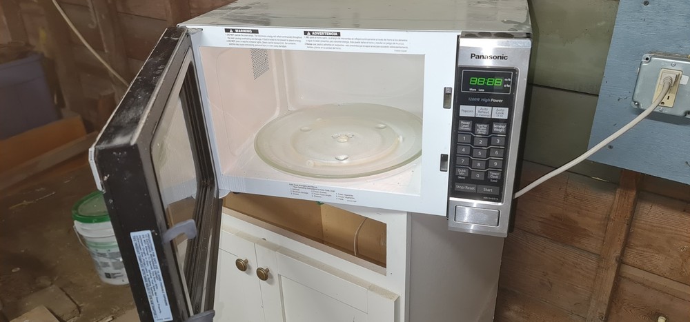 Panasonic 1200W Microwave Oven.