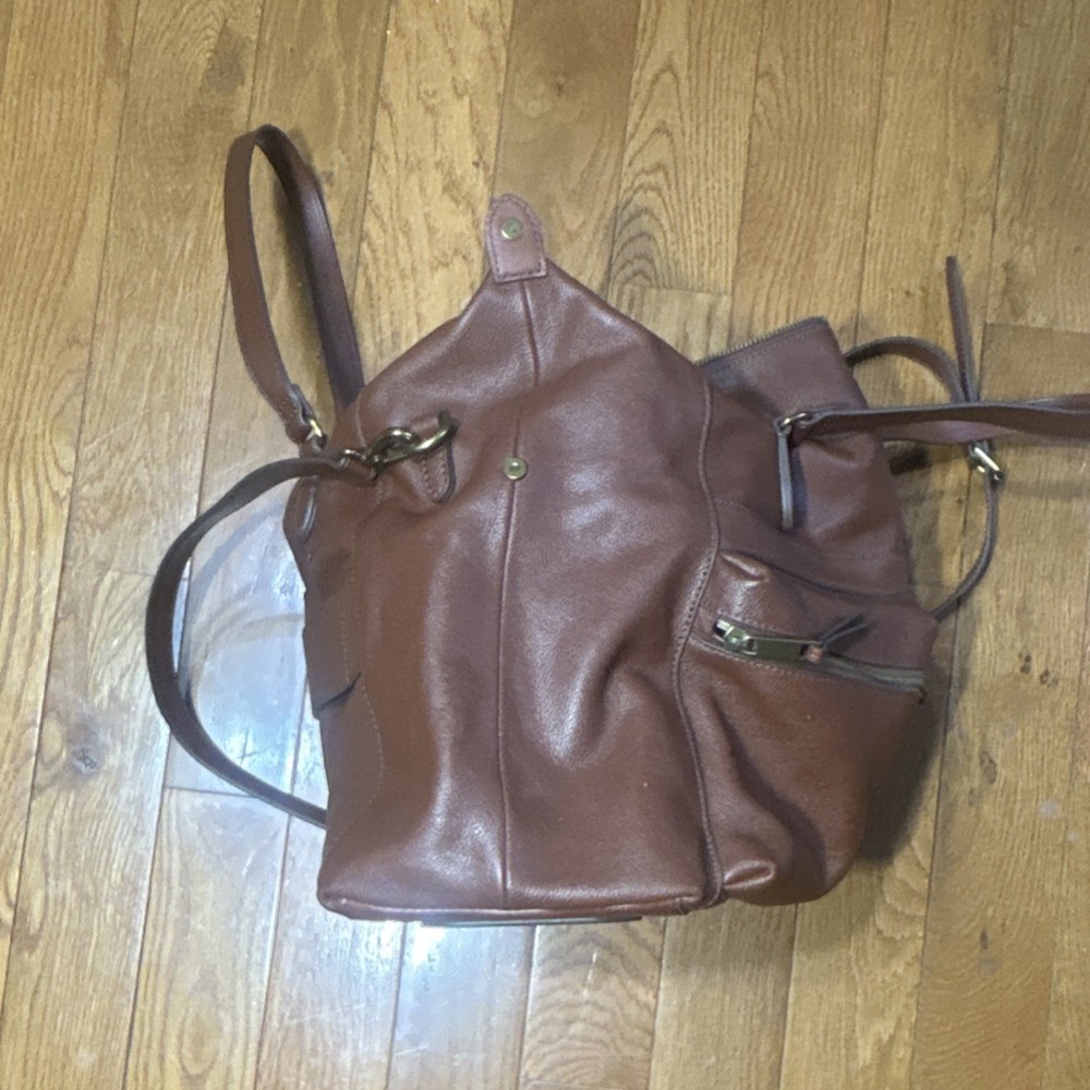 Leather Duffle Bag Brown Adjustable Straps Zipper Closure Multiple Compartments