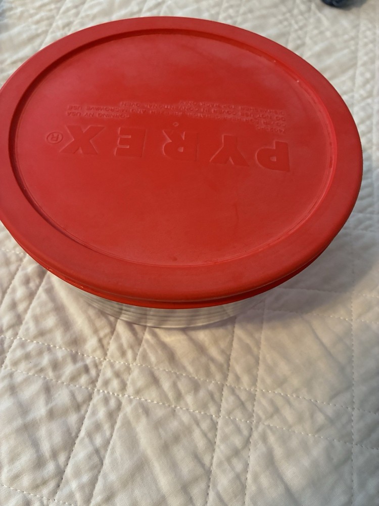 7 Cup glass Pyrex bowl With Red Lid