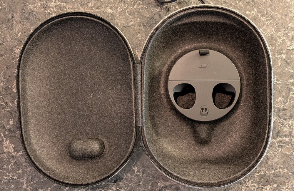 Meta Quest 3 / 3S Carrying Case – Official Meta - perfect condition