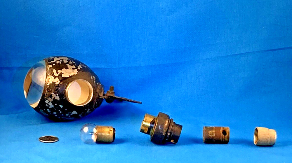VINTAGE EGG-SHAPED AIRPLANE RUNNING/NAVIGATION LIGHT w/LIGHT SOCKET STAMPED CAY