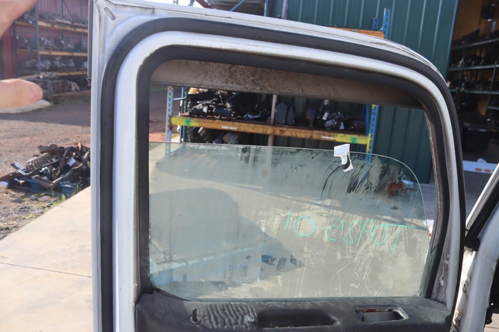 2013-2020 PETERBILT 579 FRONT LEFT DRIVER SIDE DOOR COMPLETE WHITE OEM