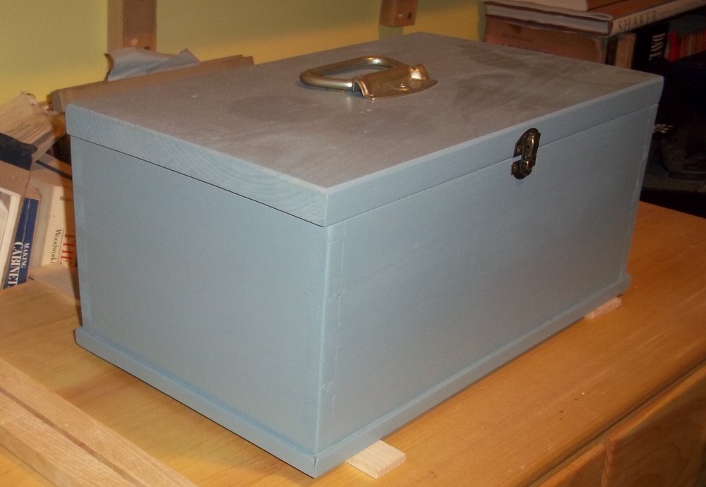 Small lidded chest, Shaker-style, handmade in painted Pine