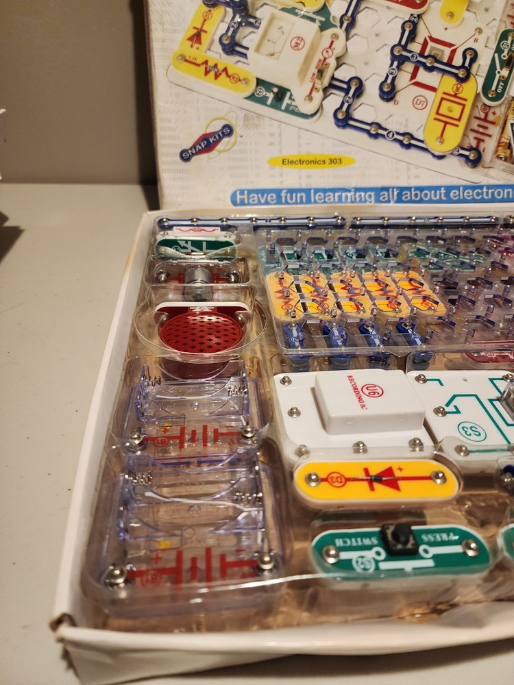 Electronic Snap Circuits 750, 300, 100 Experiment Kits - Incomplete