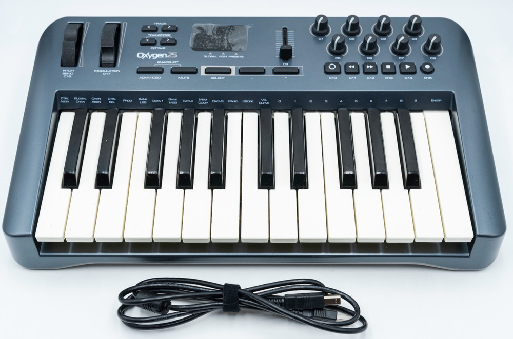 M-Audio Oxygen 25 Key 3rd Gen MIDI Controller Keyboard w/ Cord