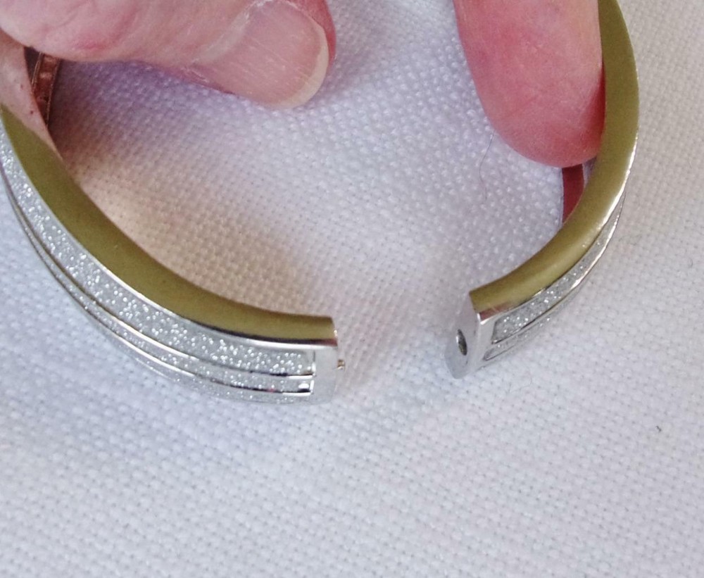 Sparkling Diamond Cut Silver Tone Oval Hinged Bracelet