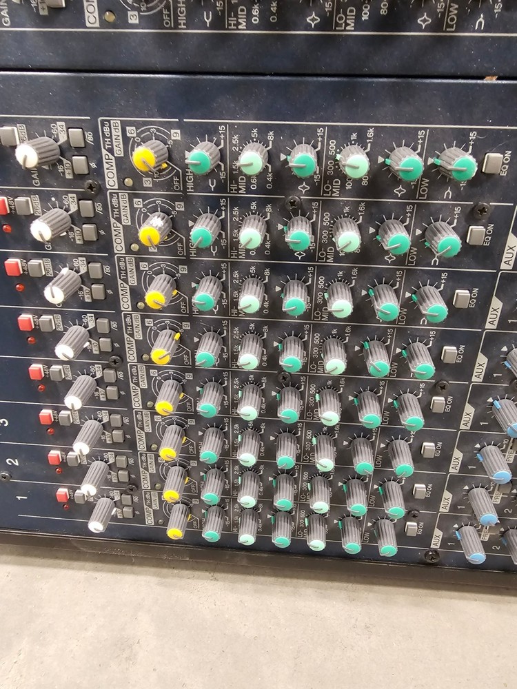 Yamaha IM8-32 Sound Reinforcement Console