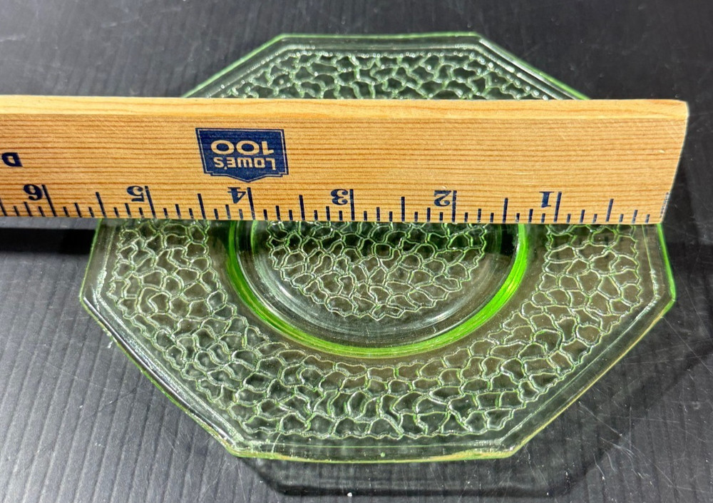 LE Smith 5-1/2" Octogonal Uranium Bread Dish Cracky Pattern