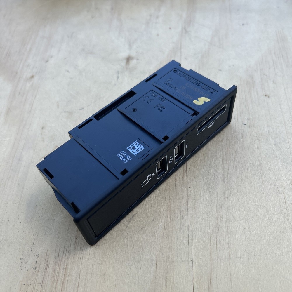 Genuine Mercedes OEM card reader USB connection module unit socket A2138200400