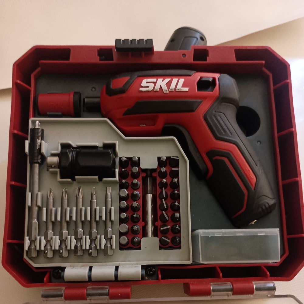 SKIL RECHARGEABLE 4V SCREWDRIVER WITH 42 PC BIT KIT