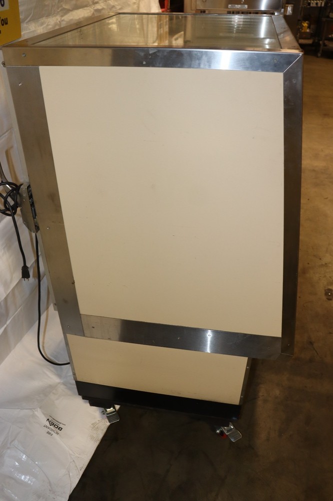 Federal Industries 31505C-2 Refrigerated Display Case, CLEAN, Rolling, Used