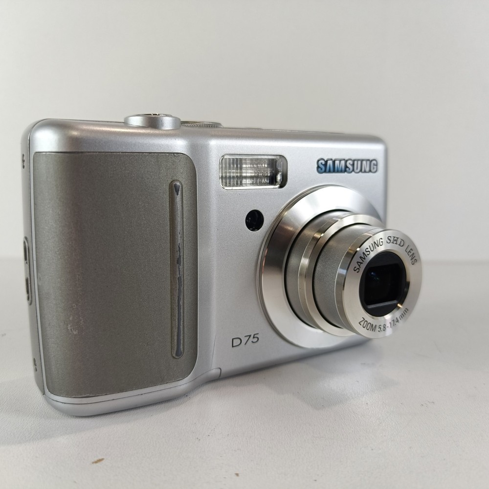 Samsung Digimax D75 7.2MP Digital Camera - Silver - Compact Digital Camera