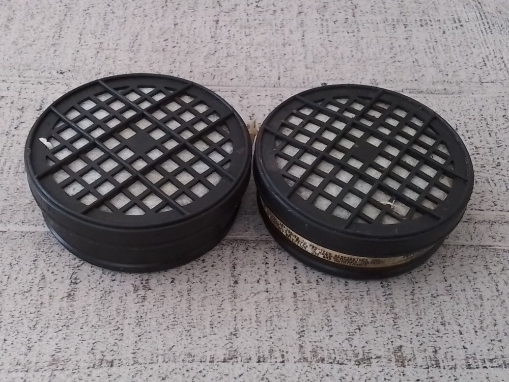PRO TECH RESPIRATOR [MEDIUM]WITH 4 ADDITIONAL CARTRIDGES NEEDS STRAPS