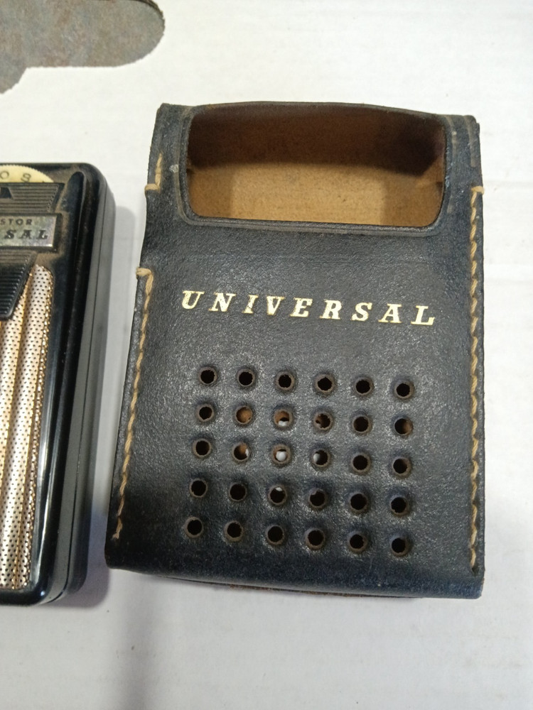 Universal PTR-628 Transistor radio with case untested