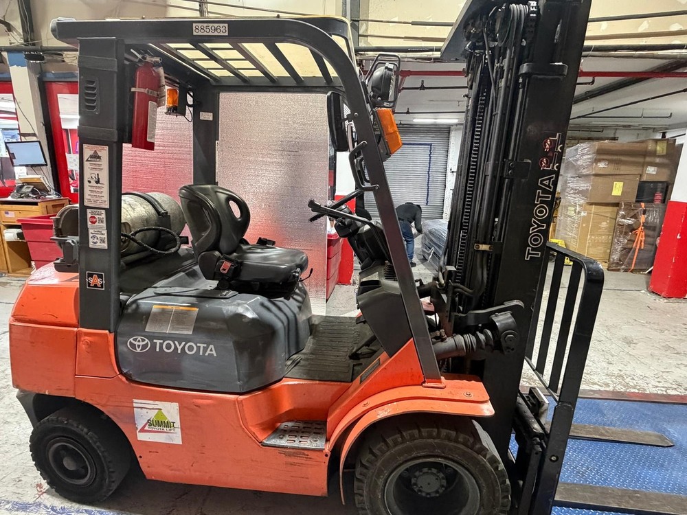FORKLIFT TOYOTA 4000 HOURS