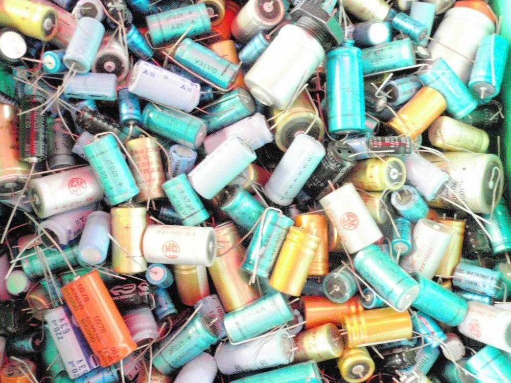 100 CAPACITORS VALUES between 10-4700uF 10-63V 8084/85