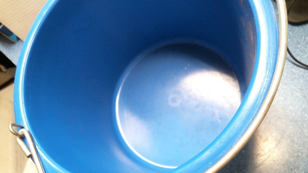 API Heated Plastic Bucket 9 Quart, Blue ***CRACKED*** (9HB) FS