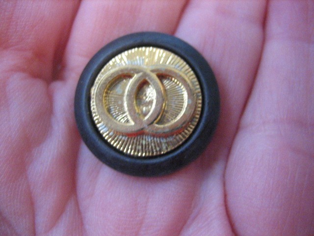 Modern 13/16" Designer? Clothes Plastic Button - Q6