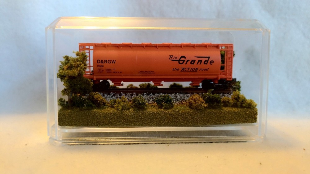 Z SCALE MINI DISPLAY CASE - GREAT FOR A Z SCALE LOCO OR CAR