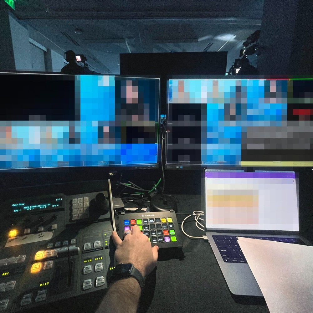 Stand for single “Elgato STREAMDECK XL” units placed