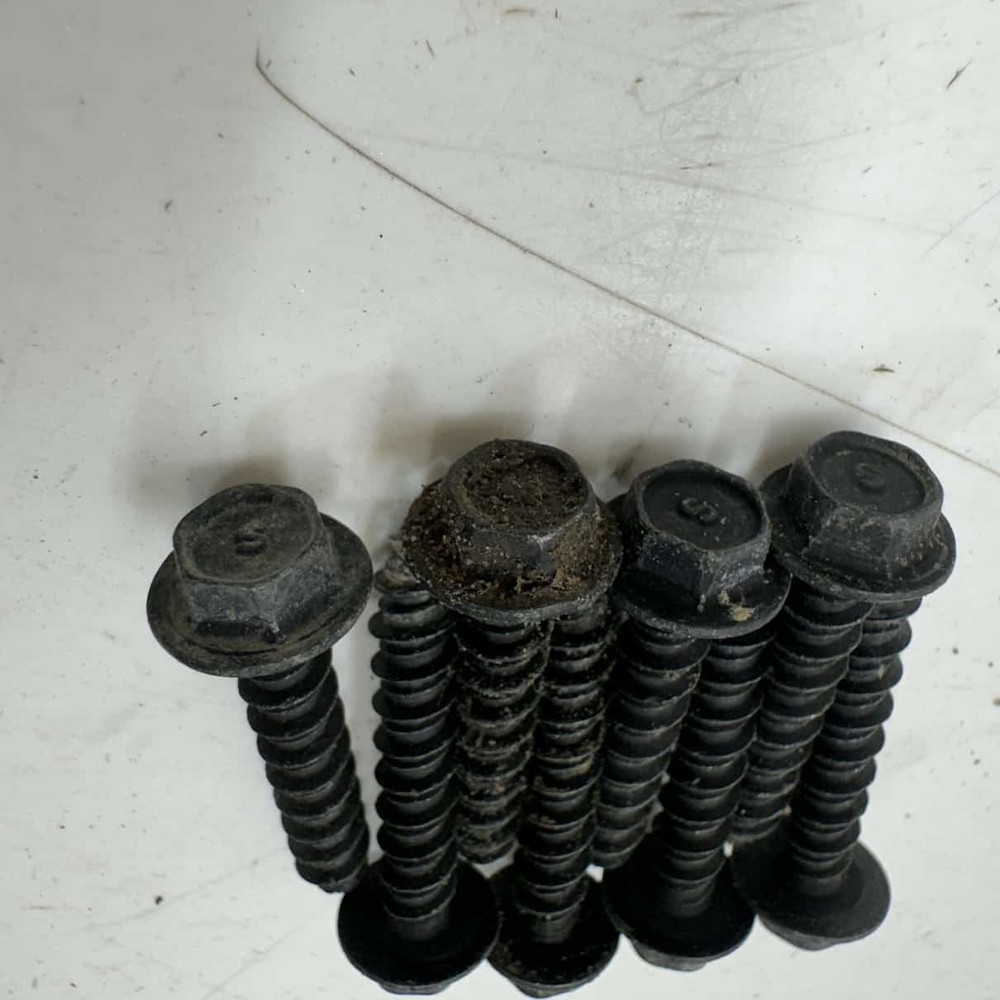 Screw - 2022 BOBCAT UV34