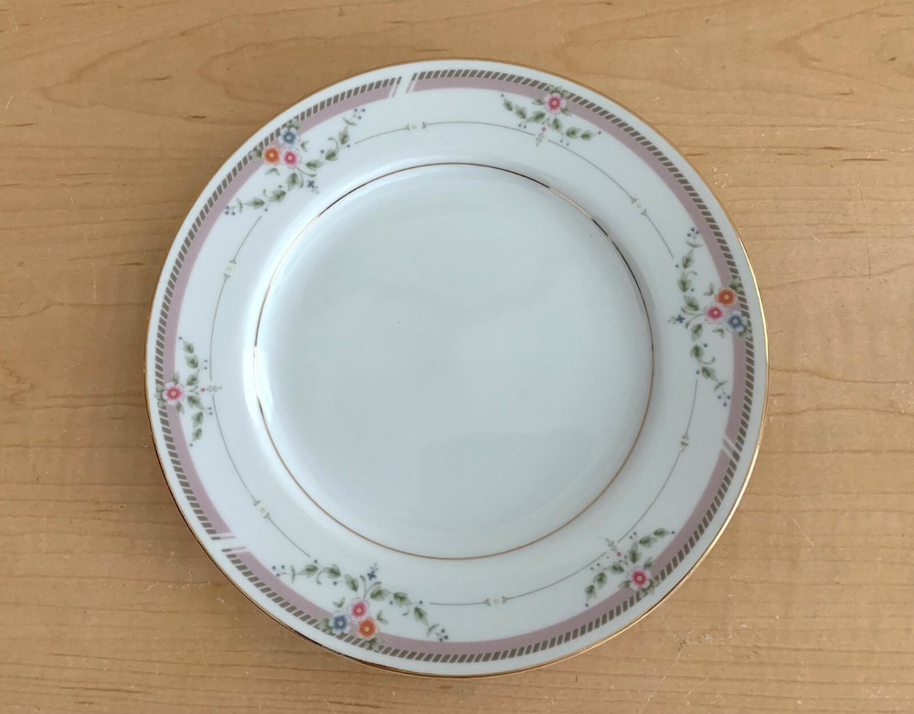 Designer Creations by MSC SPRINGTIME Gold Trim 45 Piece China Setting for 8