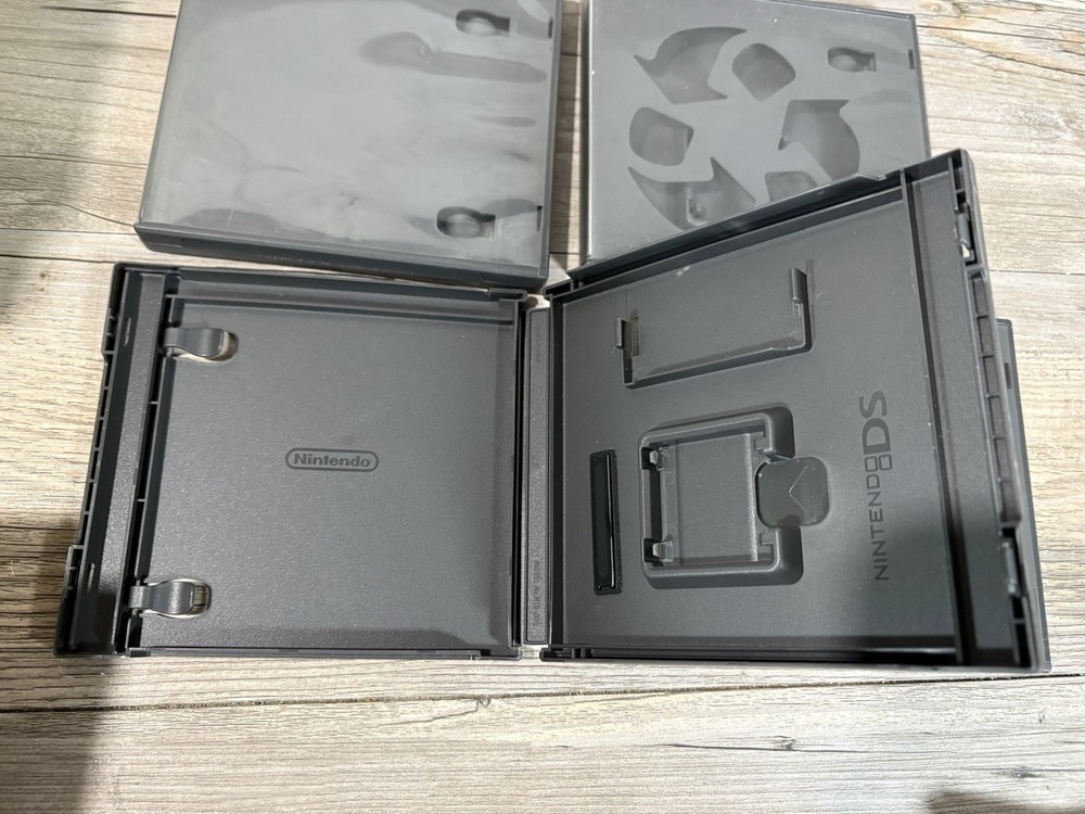 AUTHENTIC Lot of 4 Nintendo Branded Empty Replacement DS Cases