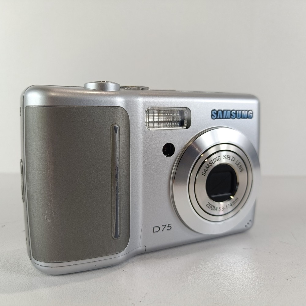 Samsung Digimax D75 7.2MP Digital Camera - Silver - Compact Digital Camera
