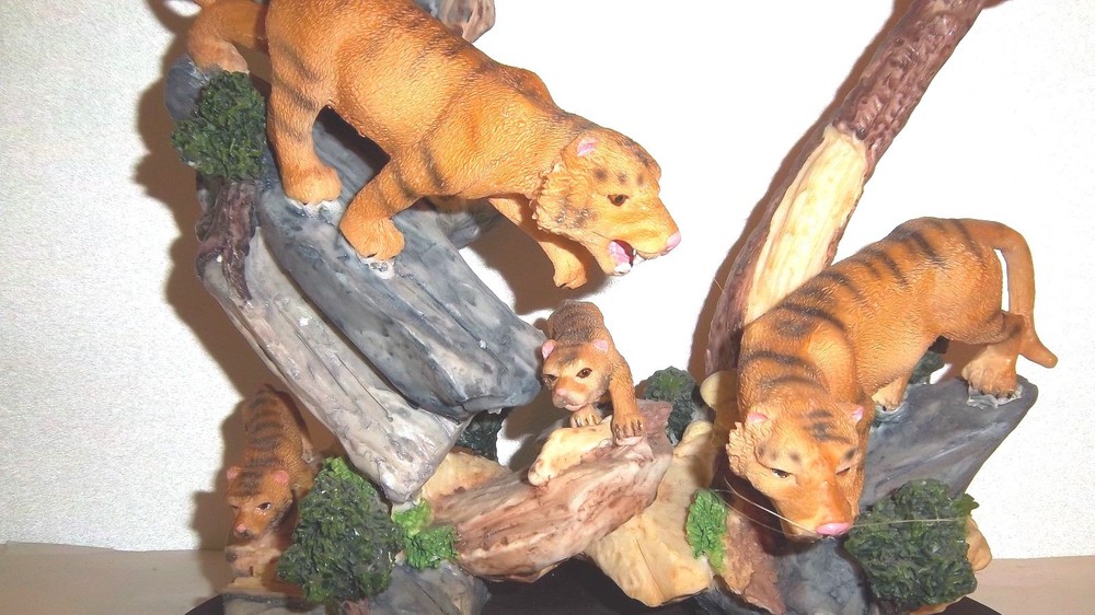 La Cardi Collection Tiger and Cubs Table/ Mantle Clock (Pg4E)