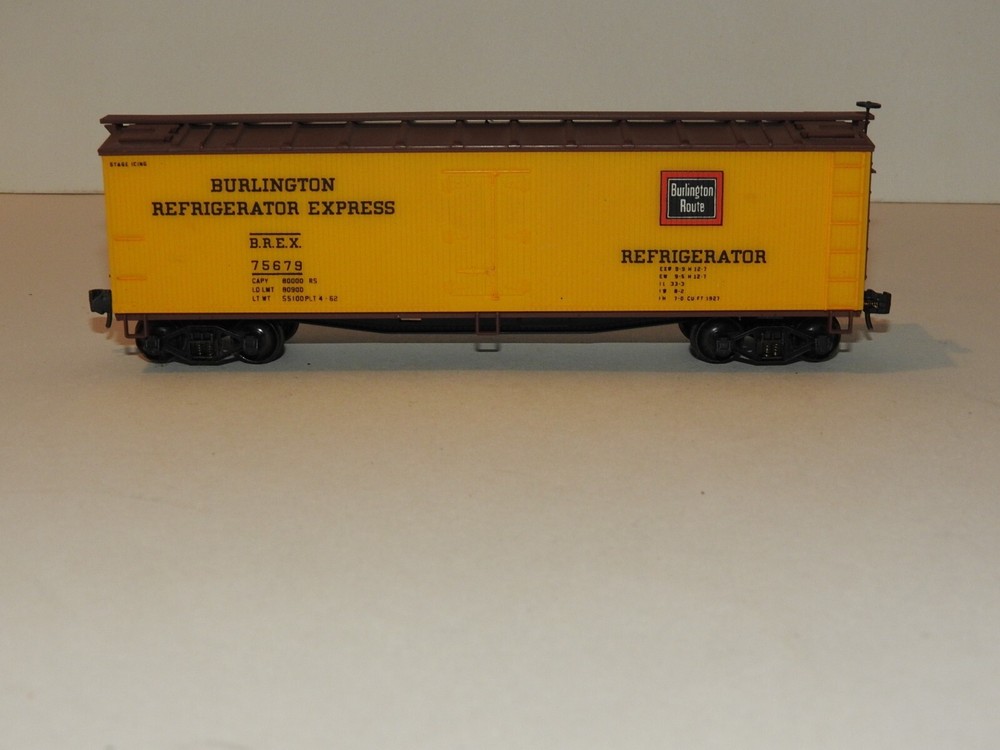 ATHEARN HO scale BURLINGTON REFRIGERATOR #75679 REEFER