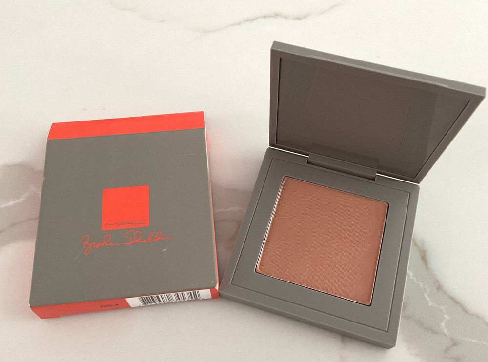 MAC Brooke Shields Bronzing Powder SCONE