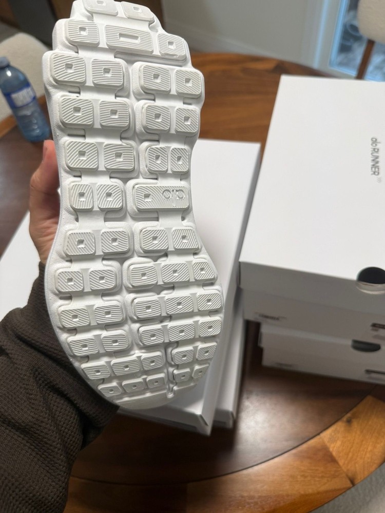 alo yoga runner white