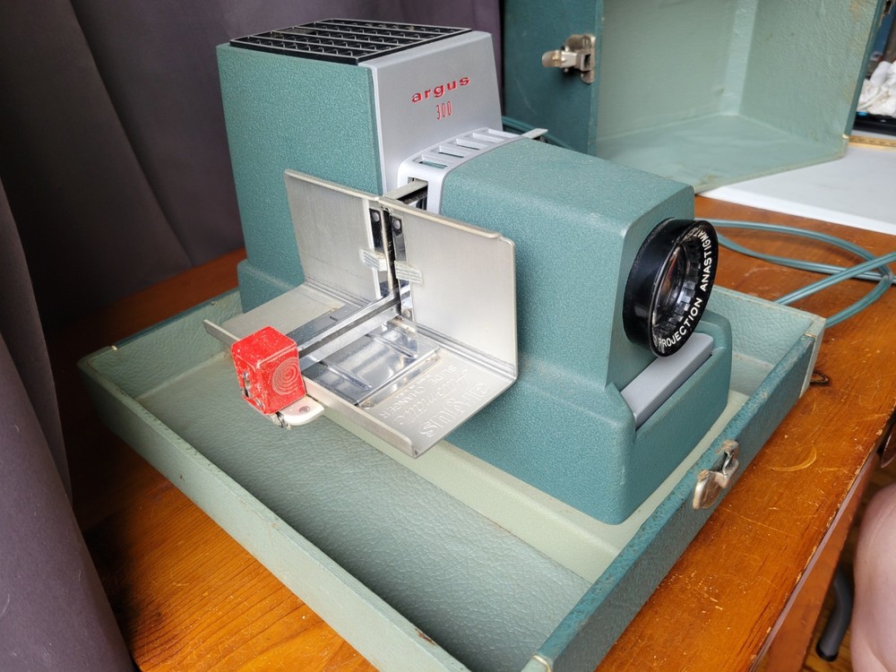 Vintage ARGUS 300 Slide Projector with Case