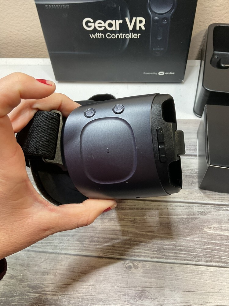 Samsung SM-R324 Gear VR W/Controller Powered by Oculus