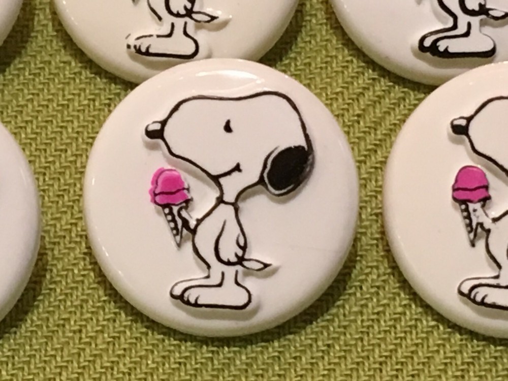 6 Collectable set Peanuts buttons Snoopy ice cream plastic JHB Collection
