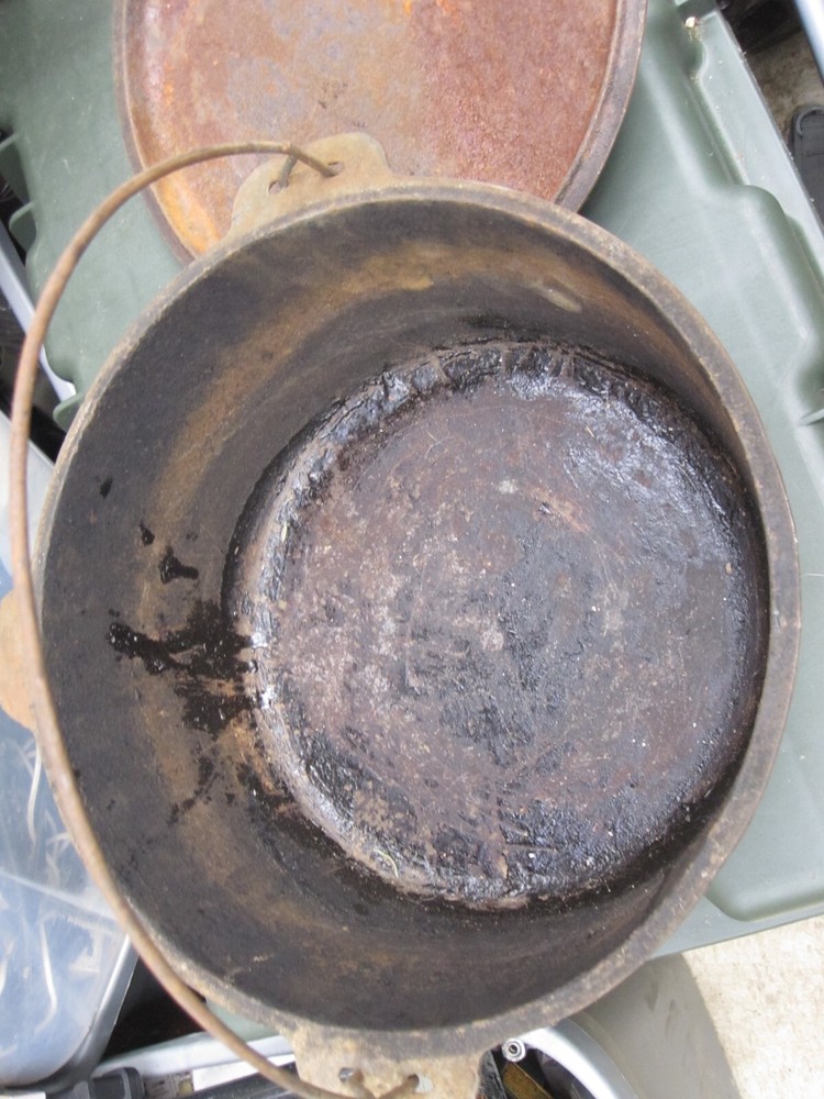 ANTIQUE CAST IRON DUTCH OVEN W/LID AND HANDLE