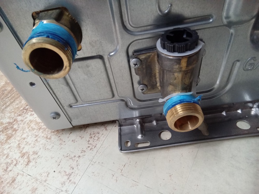 Rinnai RE199eP Outdoor Tankless Water Heater 199K BTU Propane Gas FOR PARTS