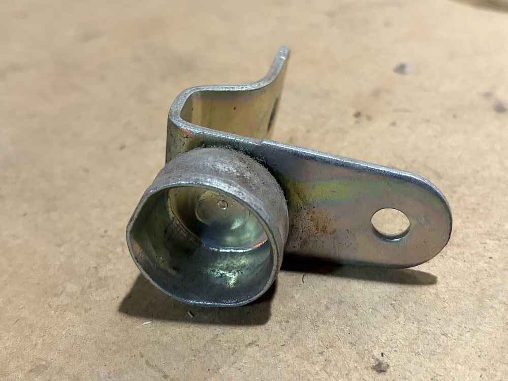 GM 15074253 Left Driver Side Tailgate Hinge Cup -- 1999-2007 Silverado -- NOS