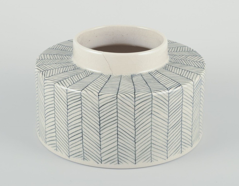 Mimou, large stoneware jar with lid. Decorated with geometric pattern.