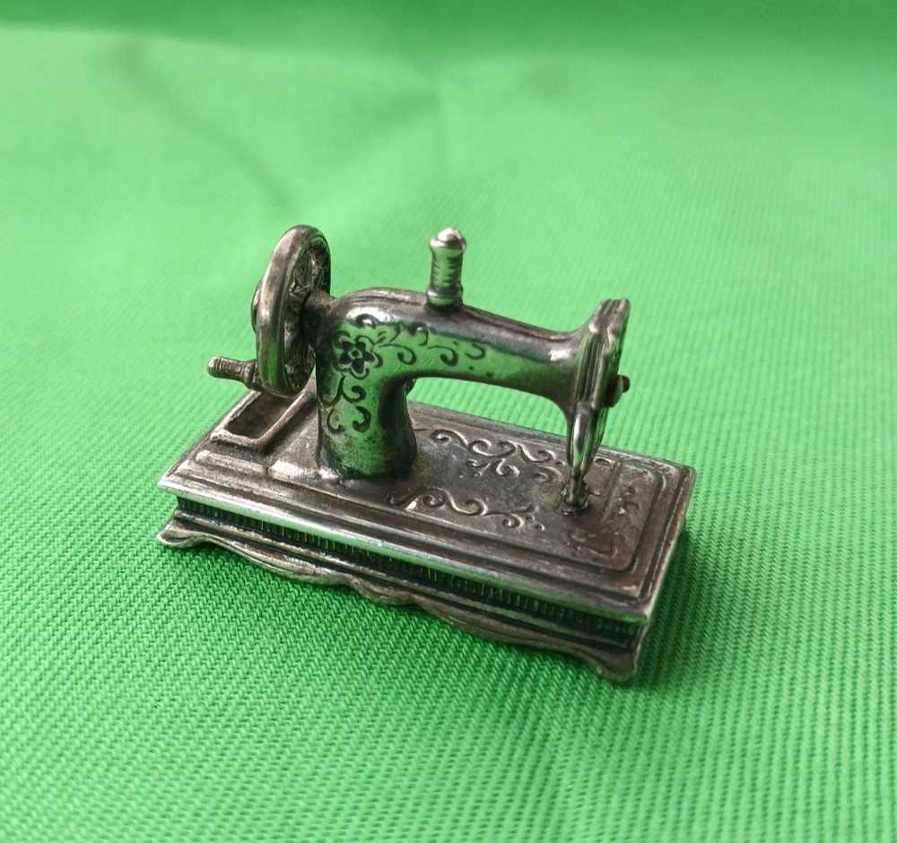 Sterling silver miniature sewing machine, with moving handle wheel