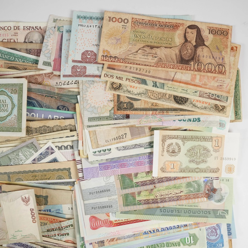 351x Assorted World/Foreign Bank Notes **Nice Assortment! 31206
